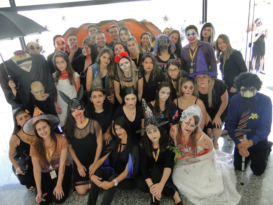Funcionários da Cimed trabalham fantasiados para comemorar Halloween
