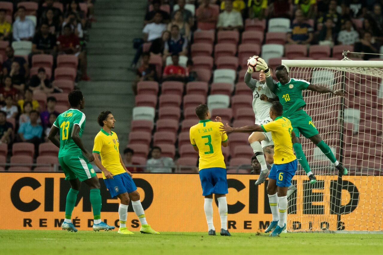 Foto de jogadores da Seleção Brasileira em campo.
