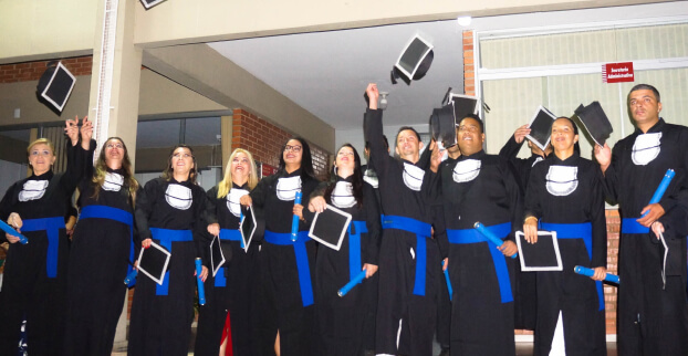 Imagem de graduandos em formatura.