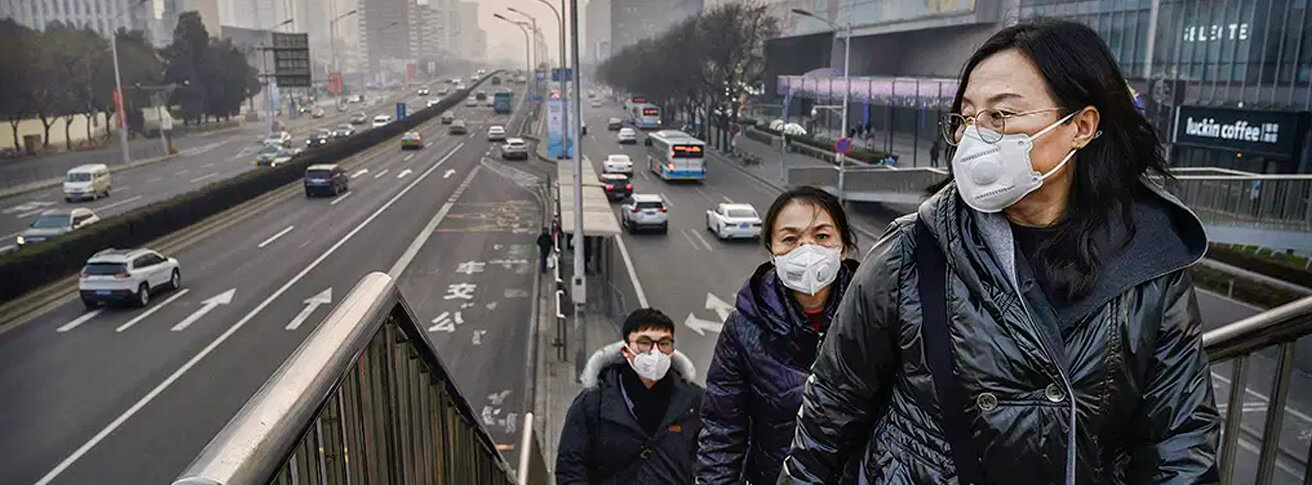 Imagem de pessoas com máscaras em Pequim