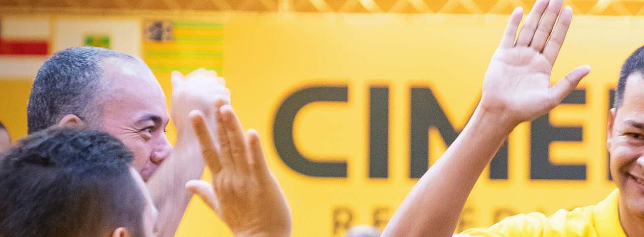 Imagem de vendedores da Cimed tocando as mãos.