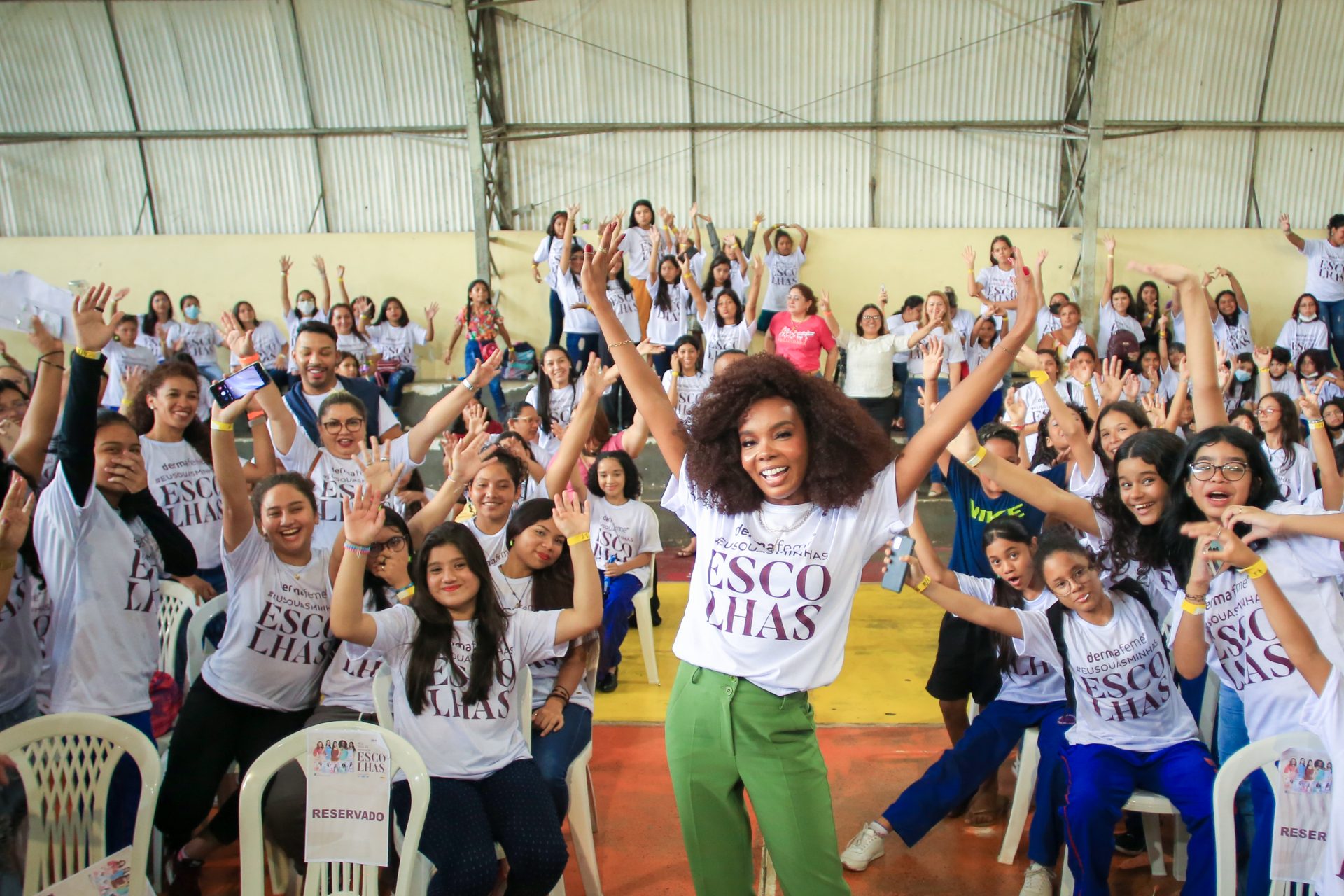 Thelminha Assis participa de ação social promovida pela Cimed, em Manaus, para dar luz ao tema saúde íntima feminina