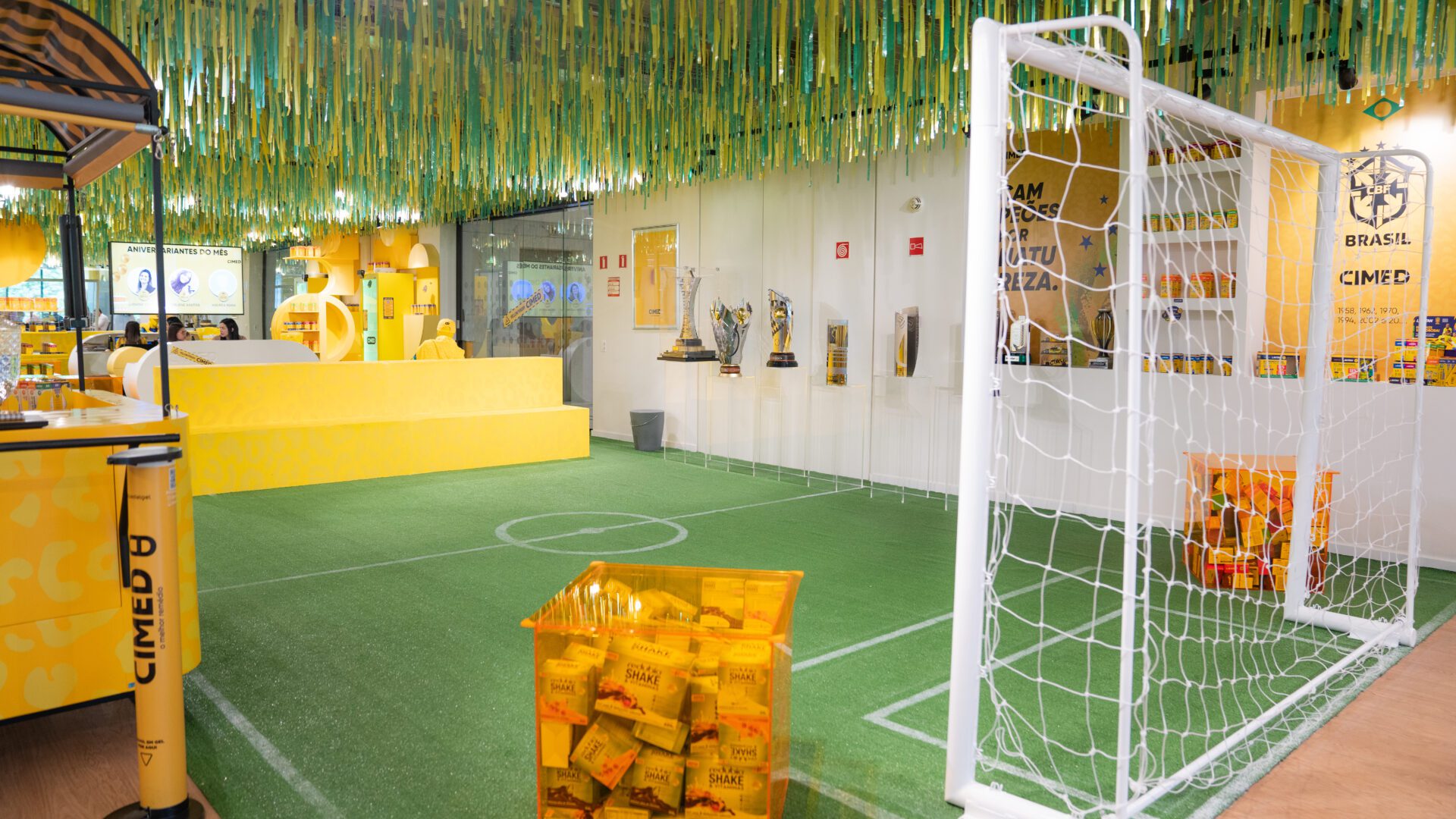 Cimed cria cenografia com campo de futebol em sua sede em São Paulo