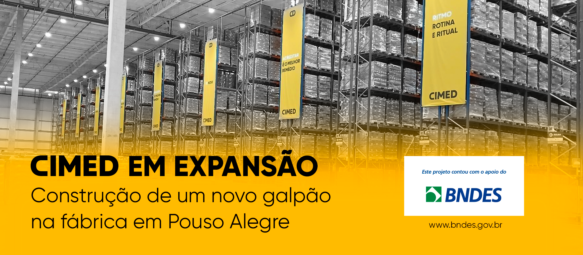Imagem de galpão logístico da Cimed com estantes de armazenamento. Texto informa a expansão da empresa com a construção de um novo galpão na fábrica de Pouso Alegre, com apoio do BNDES.